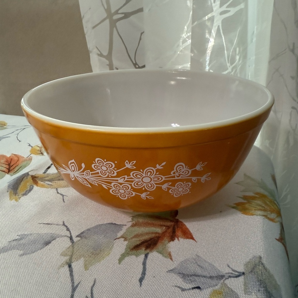 Pyrex Orange 2.5 Quart Mixing Vintage Floral Orange Mixing Bowl!!